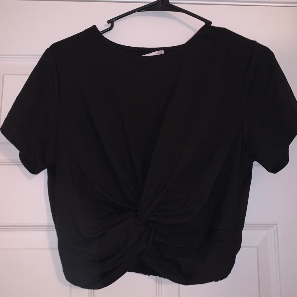 NWOT BLACK FRONT TIED CROP TOP